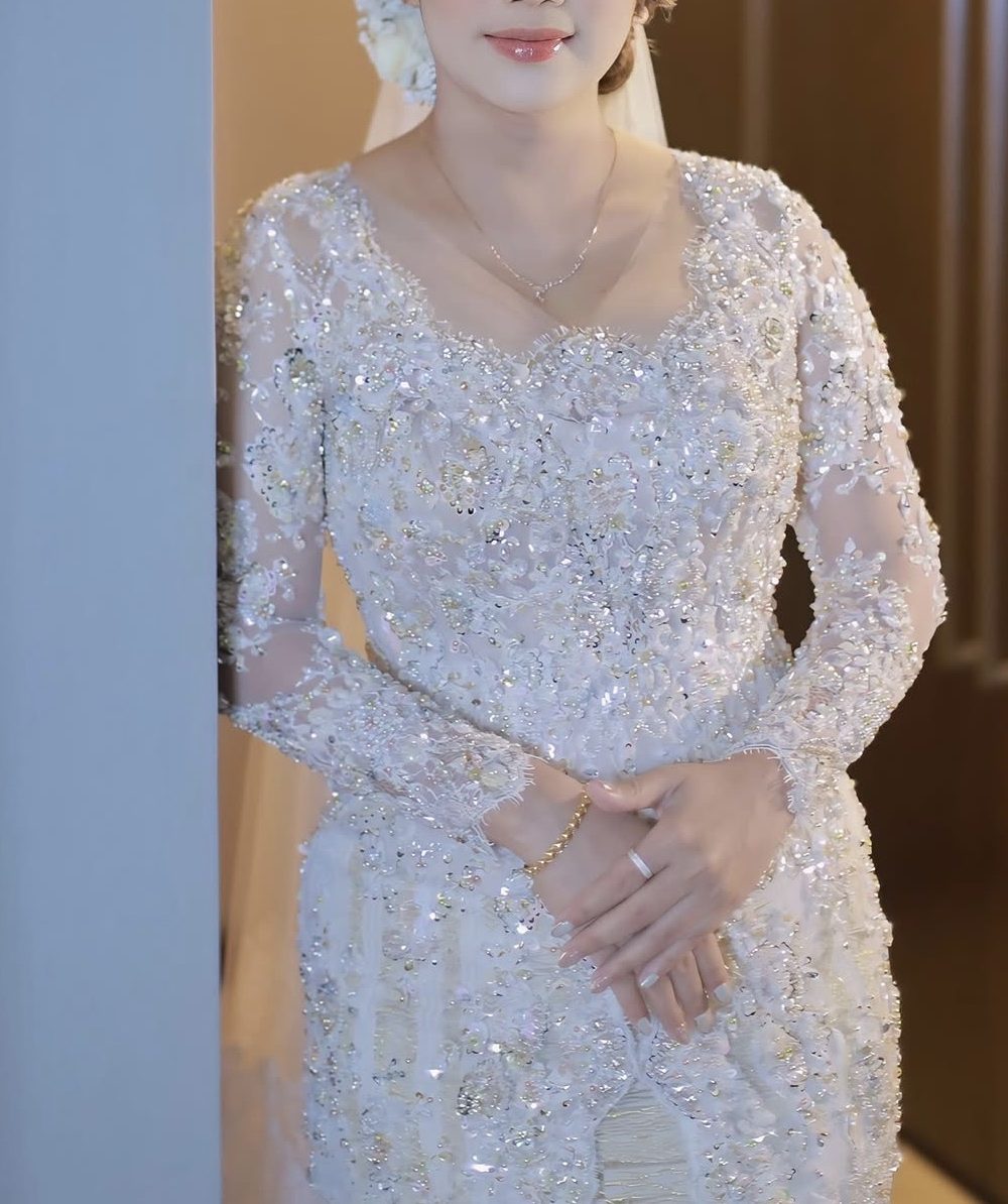 Broken White Kebaya by Ronauli Liu