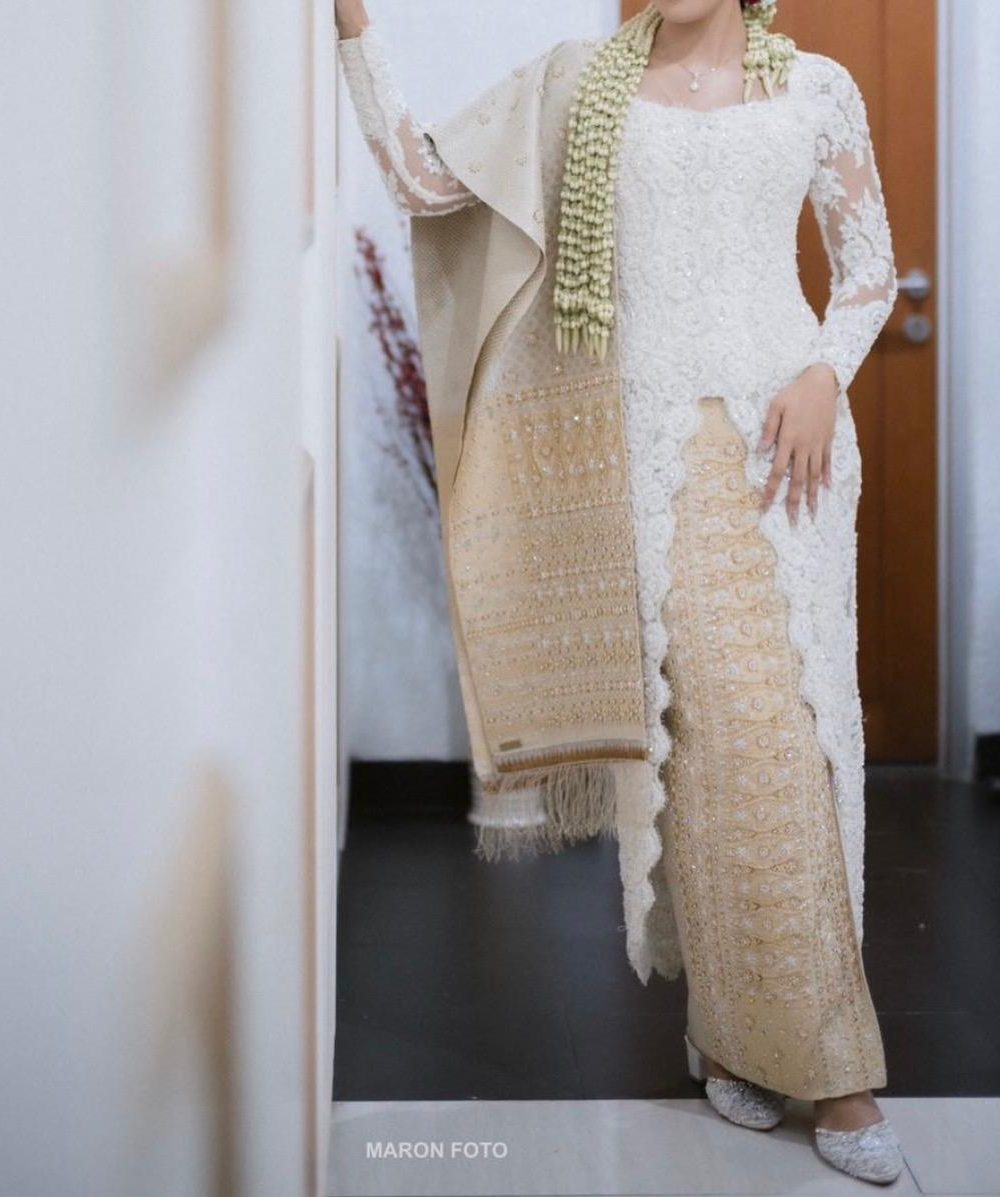 White Kebaya by Hands of Olin