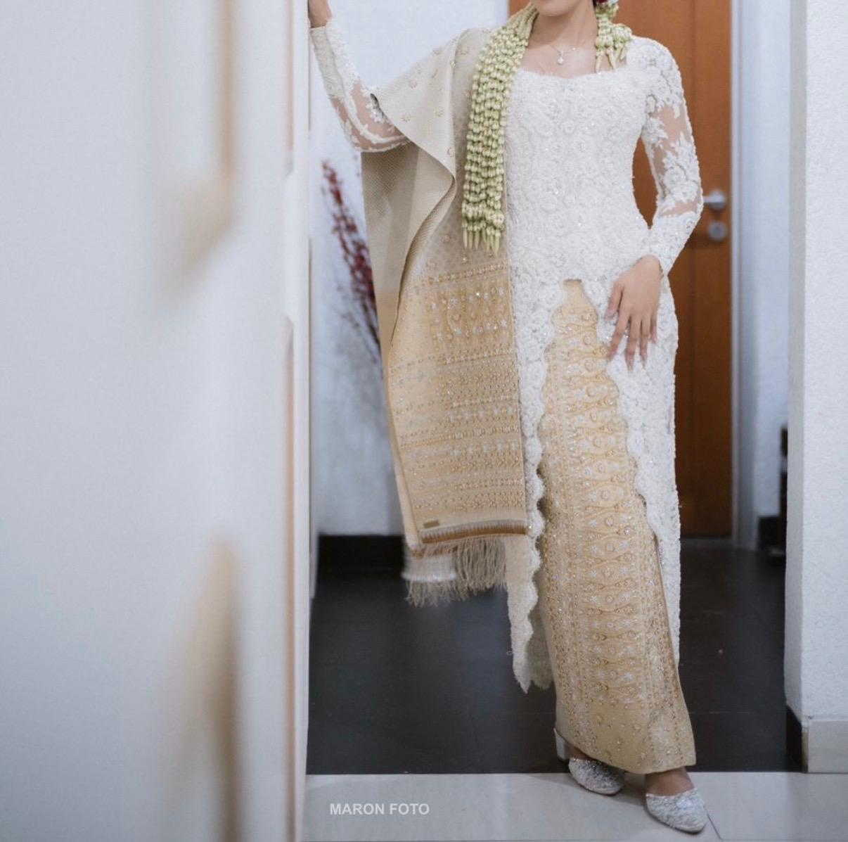 White Kebaya by Hands of Olin